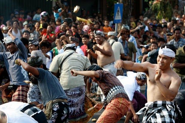 Perang Tipat-Bantal, Tradisi Unik Masyarakat Kapal Bali