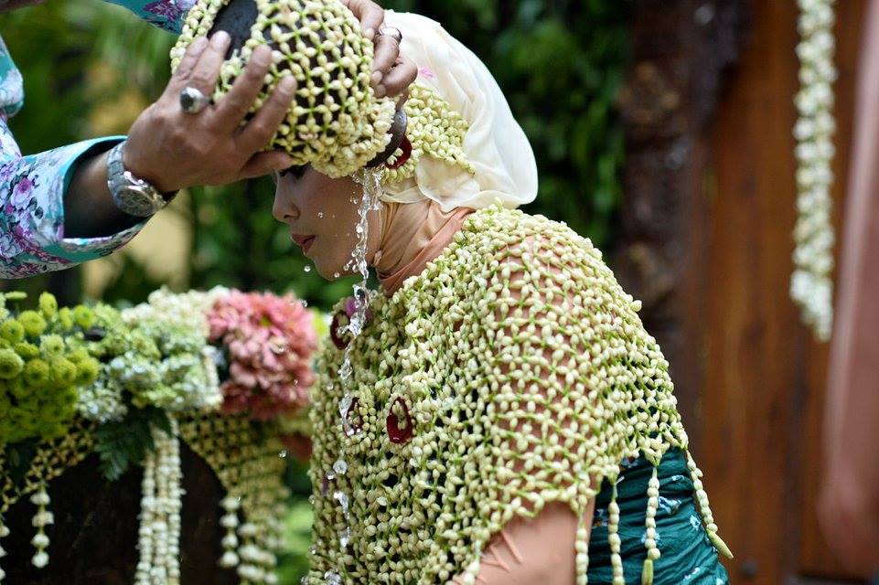 Mengapa Harus Ada Siraman dalam Pernikahan Adat Jawa?