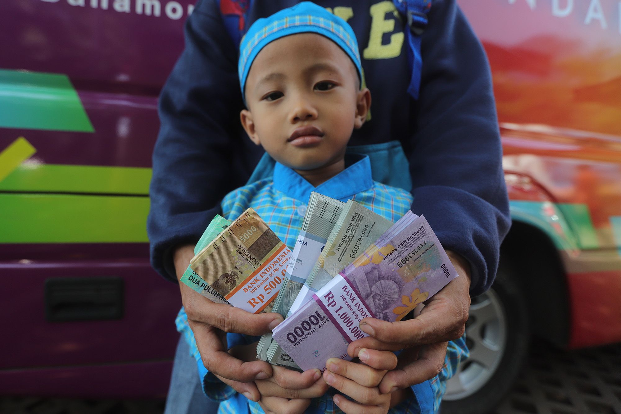 Udik-udikan, Cara Orang Jawa Bersedekah dengan Menghamburkan Uang