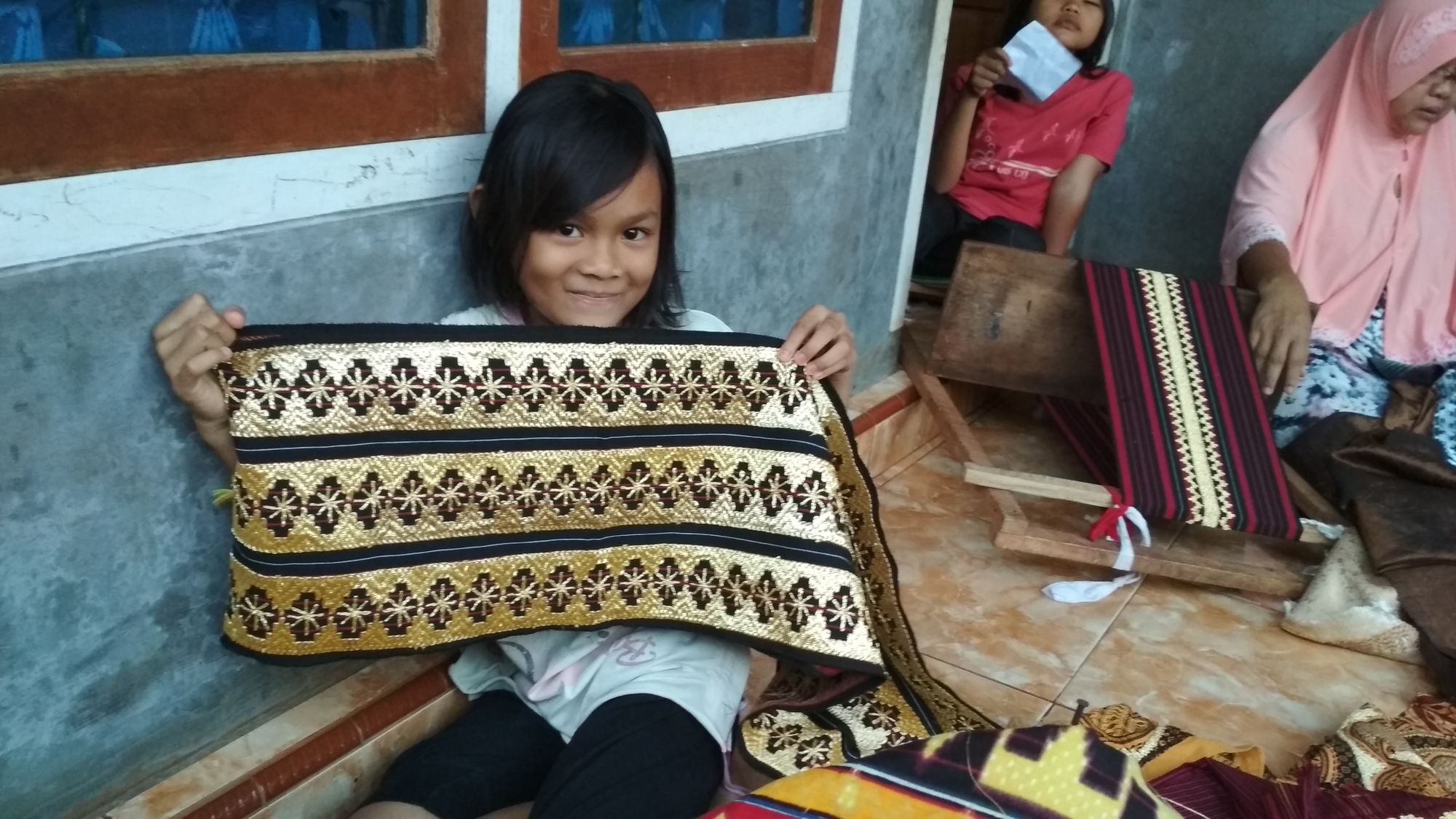 Mengenal Tapis Lampung dan Kehidupan Penenunnya